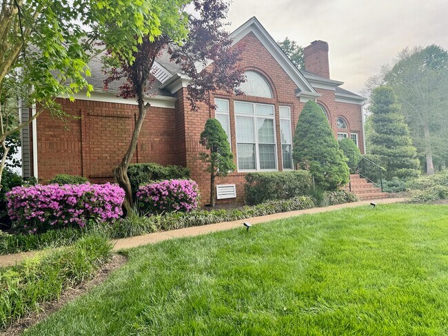 Building Photo - 8900 Duchess Way