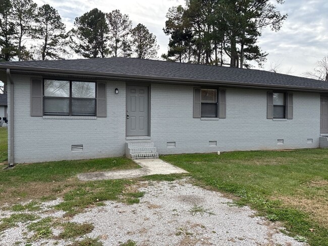 Building Photo - Freshly Renovated Duplex in Manchester!