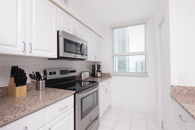 Building Photo - 1155 Brickell Bay Dr