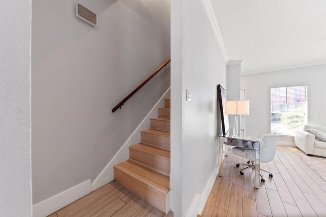 Building Photo - 7700 Creekbend Dr