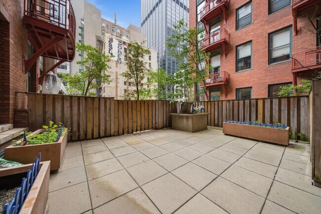 Building Photo - 208 W Washington St
