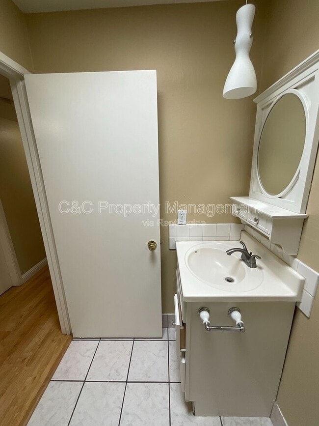 Building Photo - 3872 Tiverton Dr