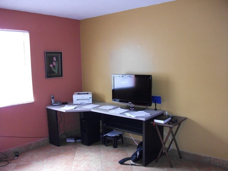 Living room - 646 NW 114th Ave