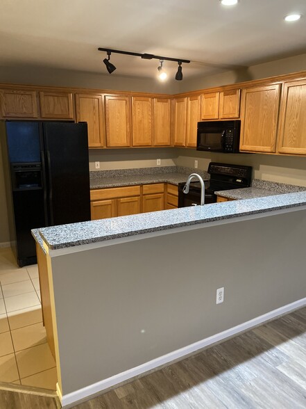 Kitchen - 5625 Twin Oaks Dr