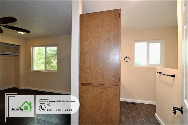 Building Photo - 875 Lakeview Dr