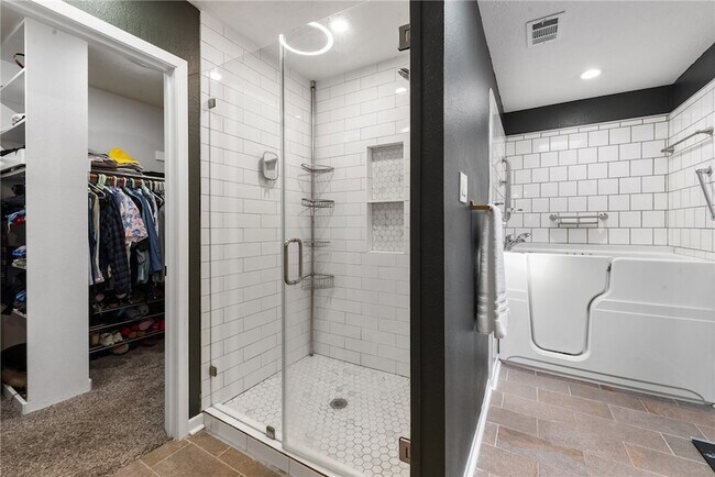 Building Photo - 2907 Broadmoor Dr