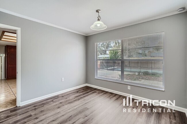 Building Photo - 513 Oakhurst St