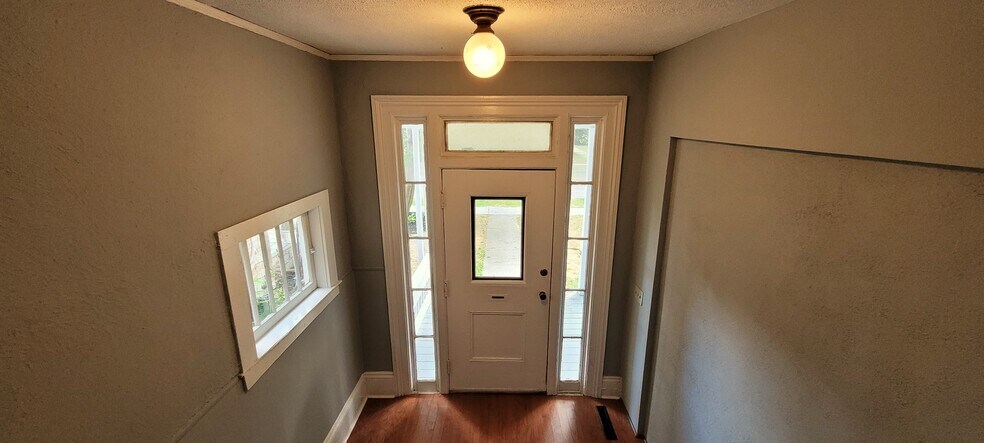 Front Apartment Entrance - 527 W Water St