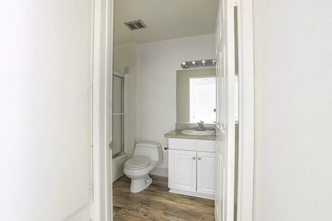 Building Photo - 5515 Canoga Ave