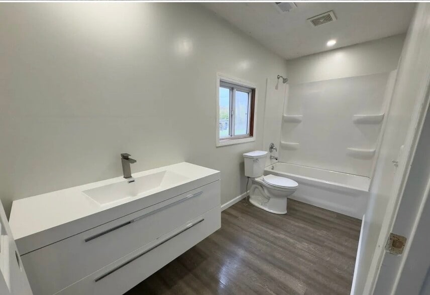 Building Photo - 1120 Bomar Ln