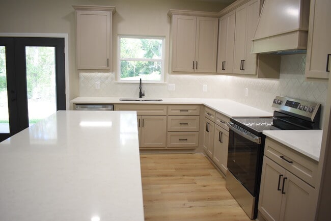 Building Photo - 2713 Sullivan Dr