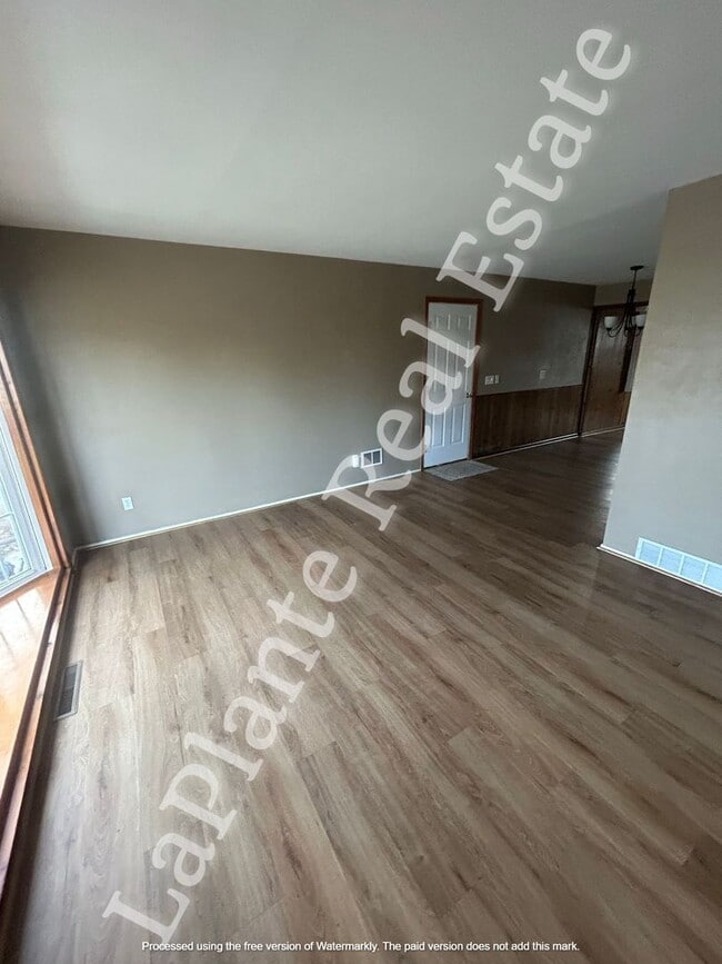 Building Photo - Charming 3-bedroom, 2-bathroom home located in the heart of Maumee