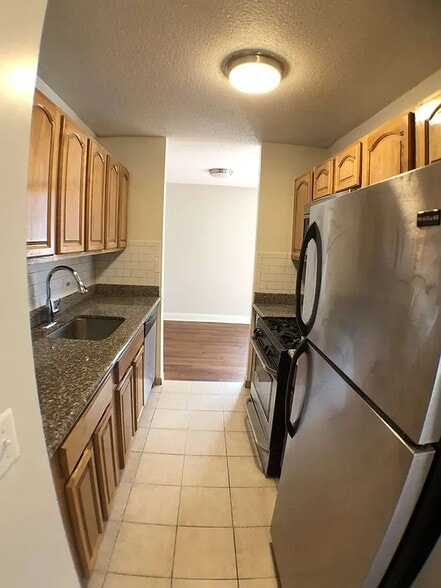 Building Photo - 353 E 104th St