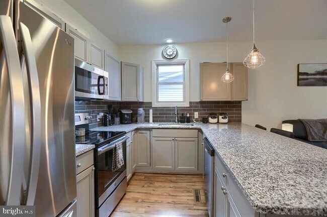 Building Photo - 409 7th St