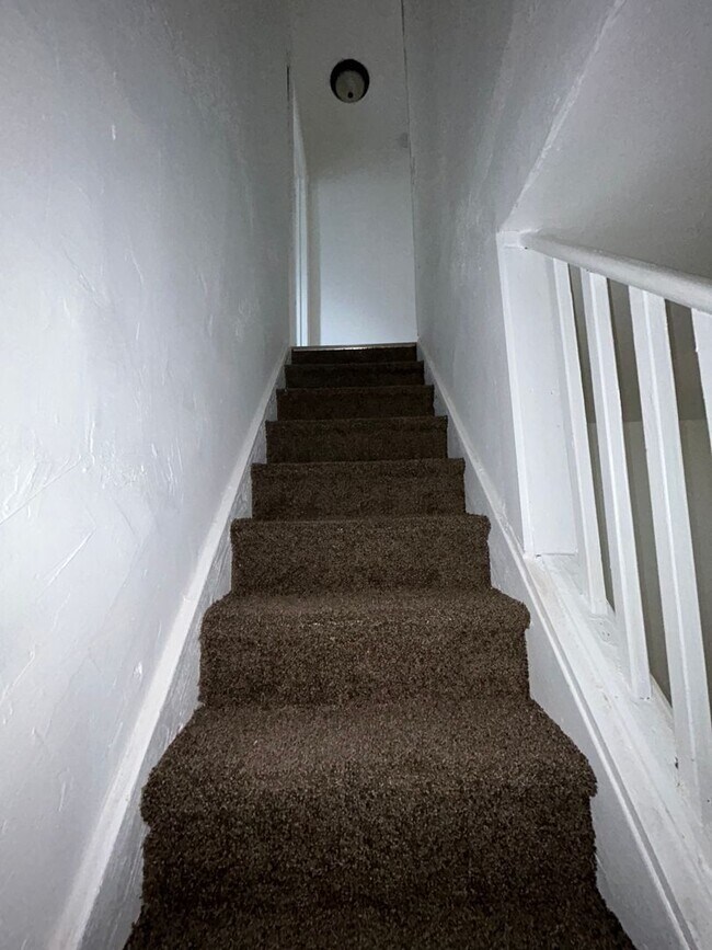 Building Photo - Nice 2 bedroom house big kitchen and yard