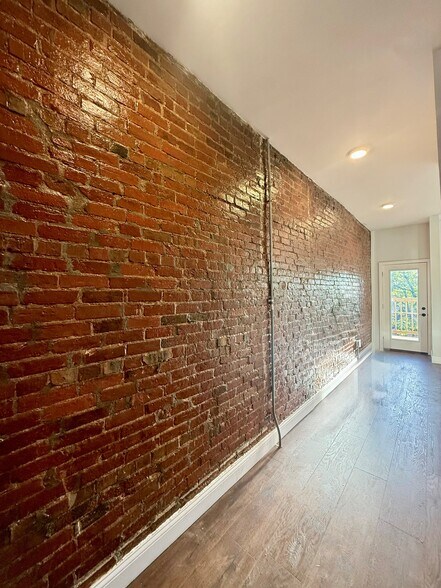 Building Photo - 39 E Clifton Ave