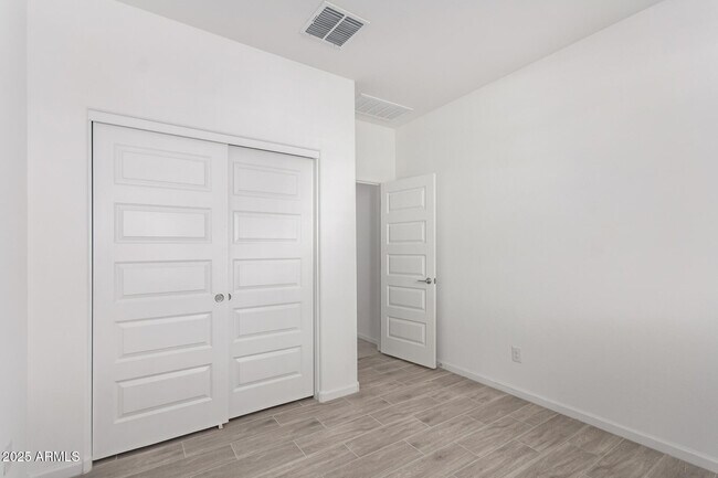 Building Photo - 3233 Juniper Cyn Dr