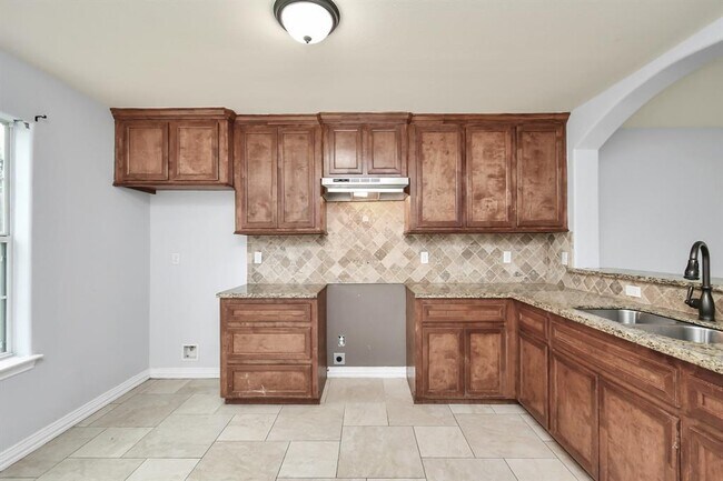 Building Photo - 10022 Raymondville Rd