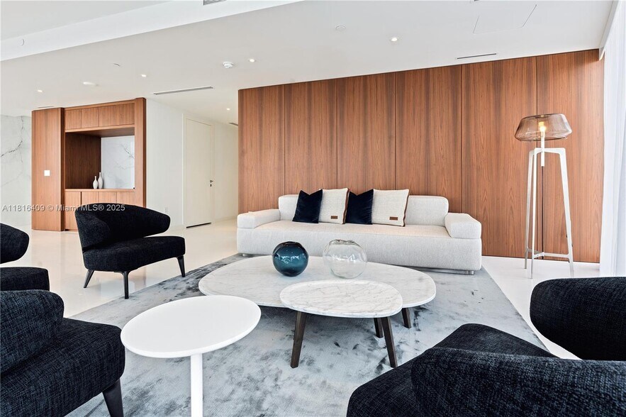 Building Photo - 300 Biscayne Boulevard Way