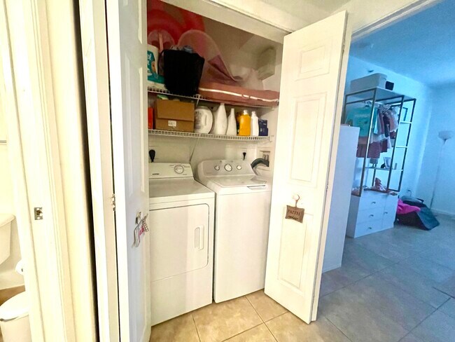 Building Photo - 8010 N Nob Hill Rd