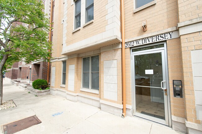 Building Photo - 2612 W Diversey Ave