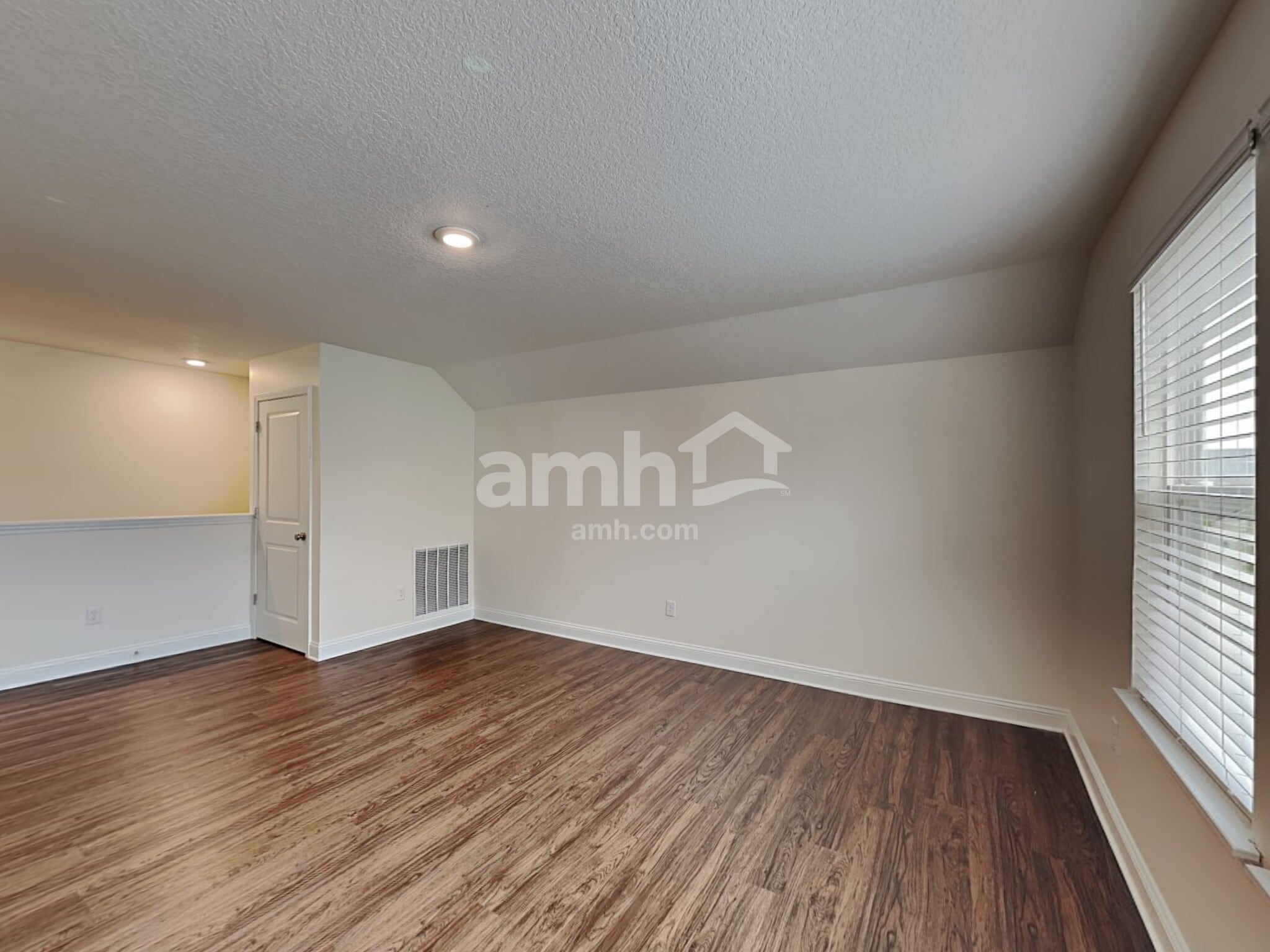 Building Photo - 887 Sunny Stroll Dr