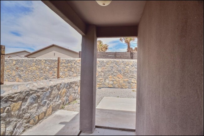 Building Photo - 14373 High Rock Dr