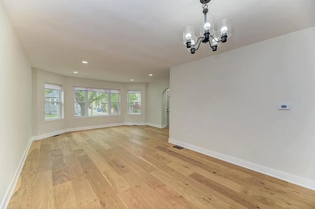 Building Photo - Portage Park 4 bed, 2.5 bath classic!