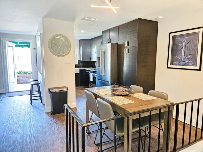 Building Photo - Seasonal Short-Term Venice Island Townhouse Steps from Venice Beach!