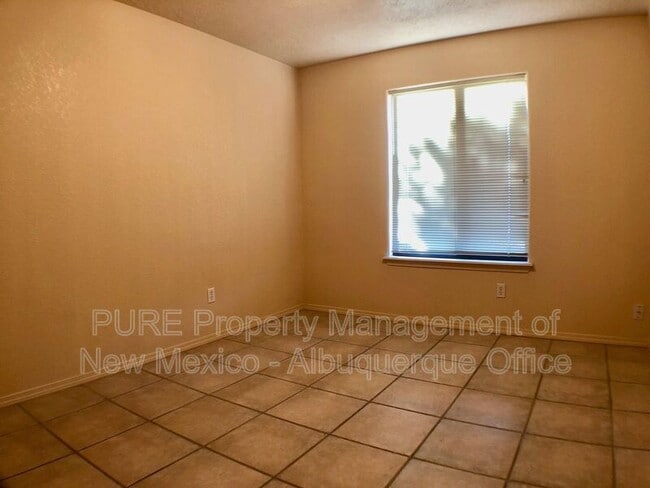 Building Photo - 4905 Kingsway Dr