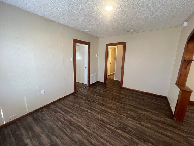 Building Photo - 730 W 17th Ln