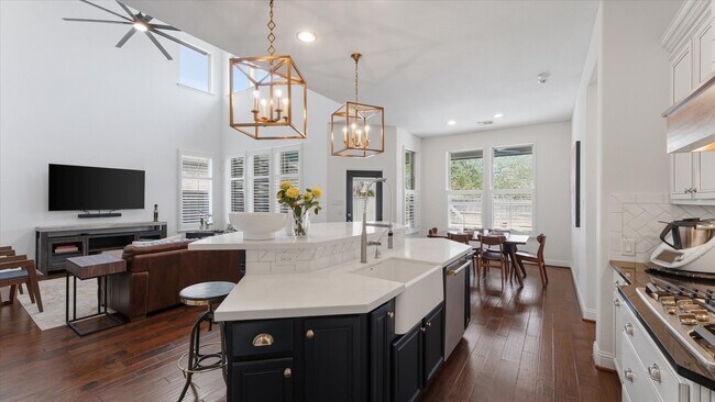 Building Photo - 14 Whispering Thicket Pl