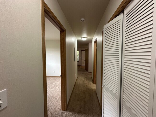 Building Photo - 3 Bed, 2 Bath close to Downtown Ferndale