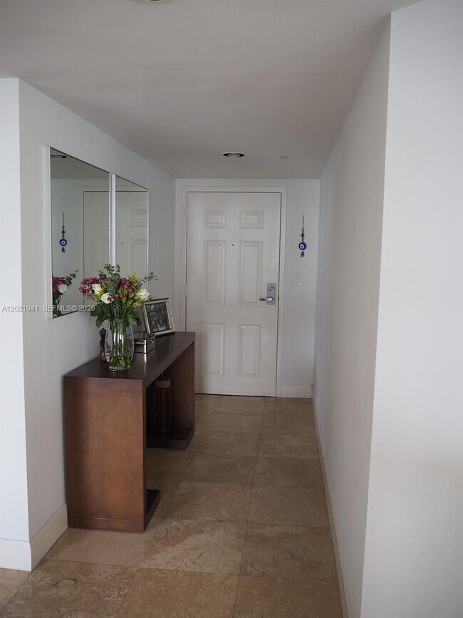 Building Photo - 1155 Brickell Bay Dr