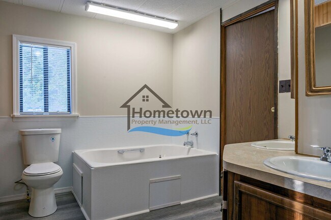 Building Photo - 2 Bedroom 1 Bathroom Home in a Beautiful Remote Rustic Setting Available in Priest River!