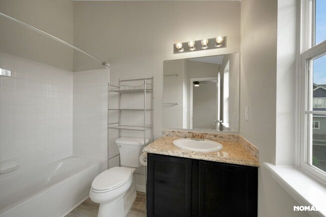 Building Photo - Spacious Townhome in Aurora