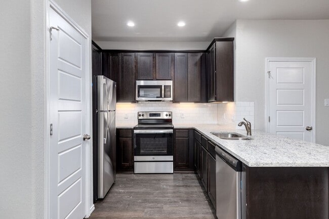 Building Photo - 3 Bedroom, 2.5 Bathroom Duplex in New Brau...