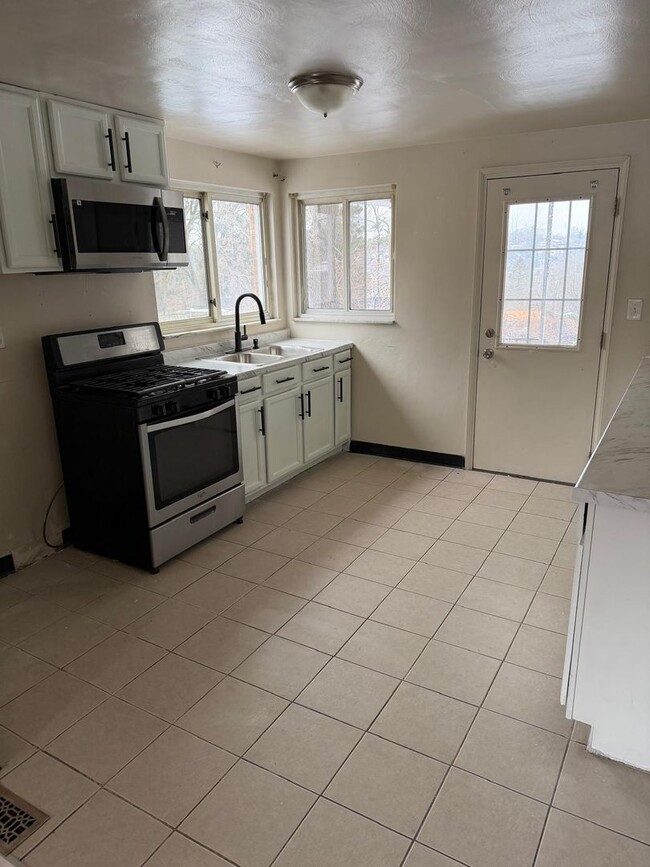 Building Photo - Newly Renovated 3BD 1 1/2BA house in Penn Hills!