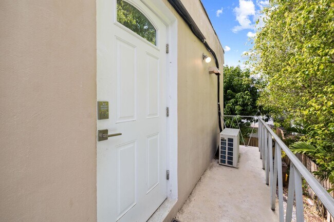 Building Photo - 5411 N Flagler Dr