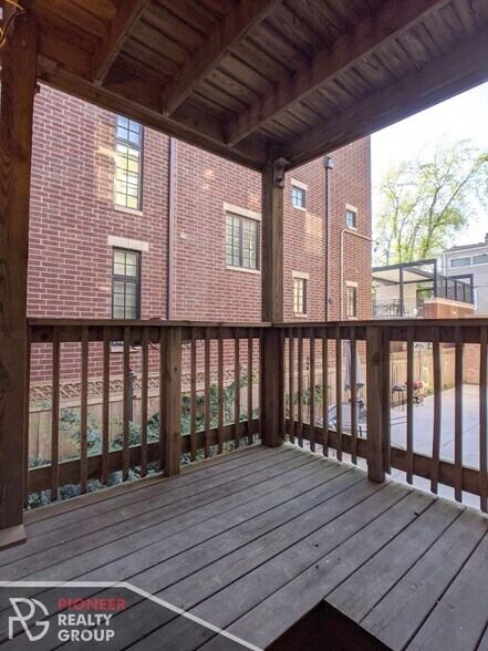 Building Photo - 1202 W Wellington Ave