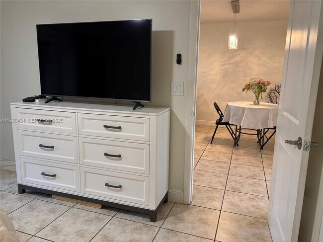 Building Photo - 351 Cambridge Rd