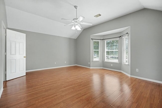 Building Photo - 526 Oak Briar Dr