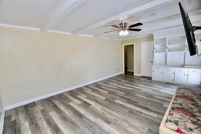 Building Photo - 549 Pringle Dr