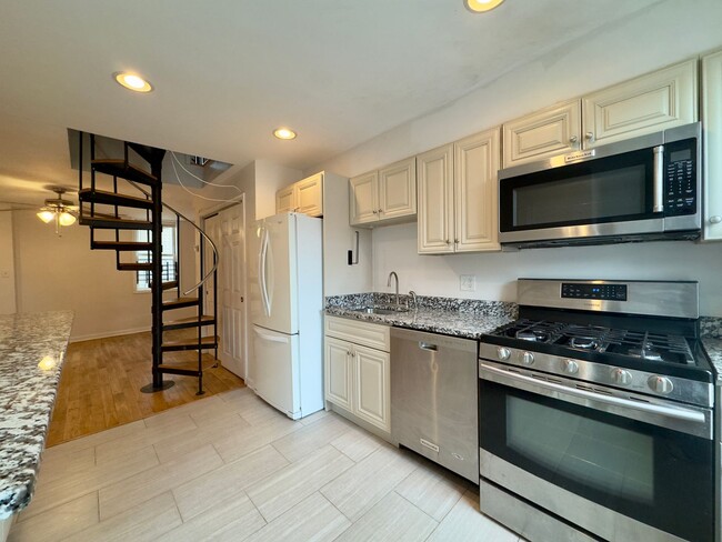Building Photo - Apartment in Upper Fells Point!