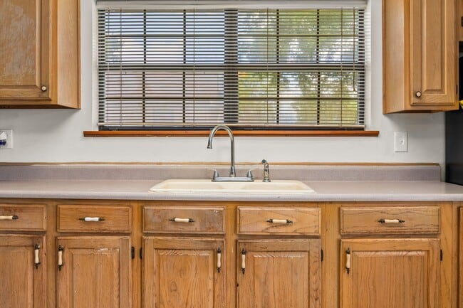 Building Photo - Check Out this 2 bed 1 bath in Alexandria