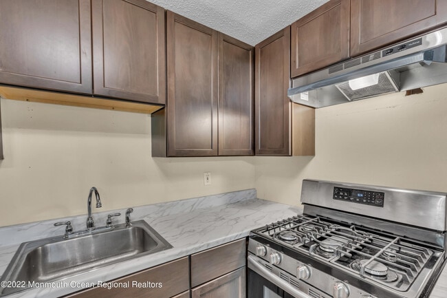 Building Photo - 134 Whispering Oaks Way