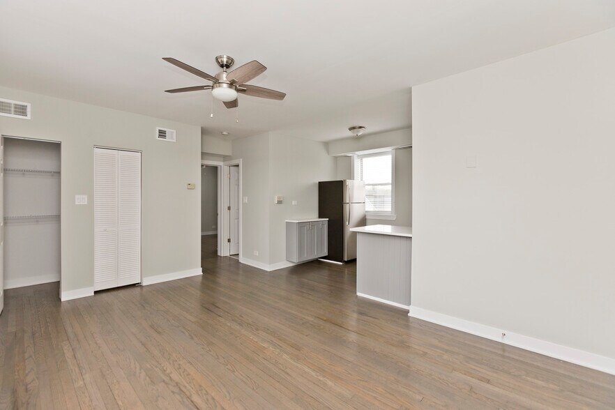 Building Photo - 3620 N Marshfield Ave