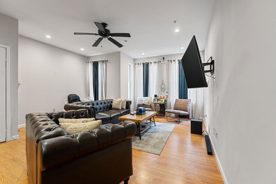 Building Photo - 2124 Bolton St