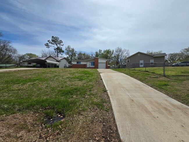 Building Photo - 3 bed 1 bath in Tecumseh!