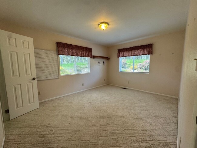 Building Photo - 5 acre Country property on North Bank Rd